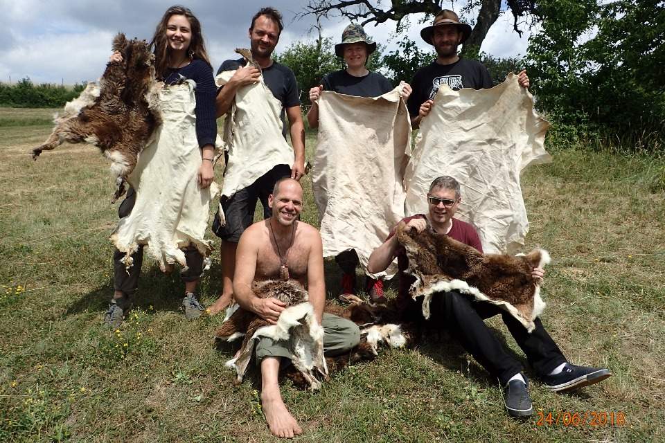 Vorschau Bild des Kurses Gerben von Haut zu Leder auf natürliche Weise mit der Hirn- oder Rauchgerbung intensiv Kurs mit der Trockenschabmethothe